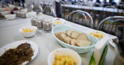 Мишустин предложил привлекать к контролю питания в школах родителей: чем кормят калининградских учеников
