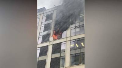 Пожар вспыхнул в бизнес-центре на севере Москвы