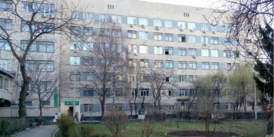 В Киеве в результате падения из окна больницы погибла женщина