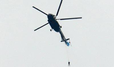 Герой дня: вертолетчик спас жизнь парашютисту во время неудачного прыжка