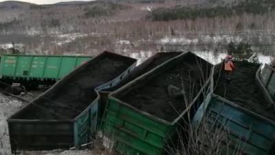 Последствия схода с рельсов 17 вагонов с углём на Урале — видео