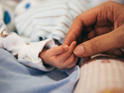 В Липецке новорожденной девочке чуть не ампутировали кисть из-за катетера