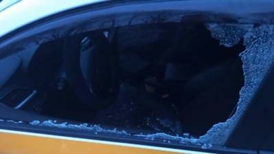 Пассажир обстрелял машину требовавшего у него платы московского таксиста