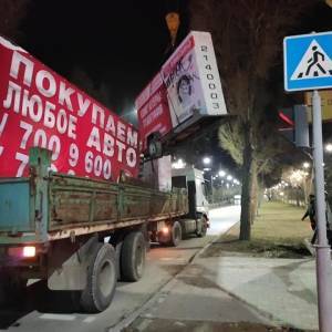 Ночью в Запорожье демонтировали 10 билбордов на колесах. Фото
