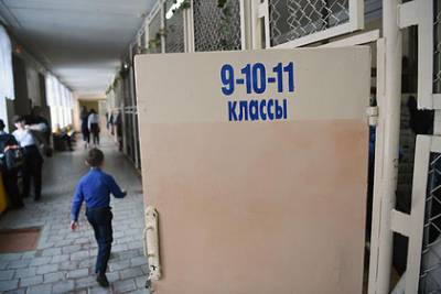 Российская учительница уволилась после стриптиза для школьника