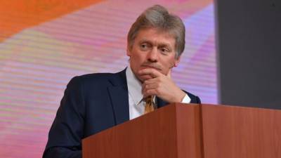 Песков заявил, что Россия может постепенно начать снимать коронавирусные ограничения