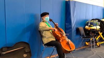 Виолончелист Йо-Йо Ма дал небольшой концерт в центре для вакцинации