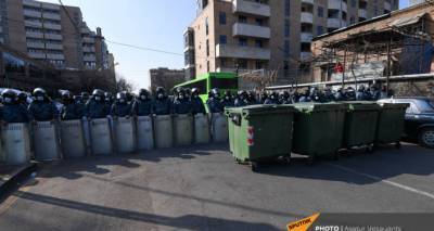 В ход пошли мусорные баки: акция протеста на одной из центральных улиц Еревана