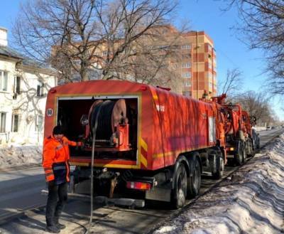 На 20 улицах Ульяновска дорожники очищают ливнёвки
