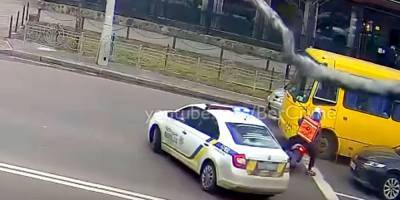 Опасные маневры и езда по встречке: в Киеве патрульные устроили погоню за курьером на скутере — видео