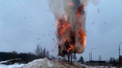 В Сети восхитились сожжением чучела Масленицы из танка под Петербургом