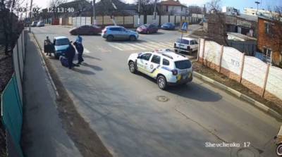 Прямо на глазах у копов: в Харькове на зебре сбили женщину, момент попал на видео