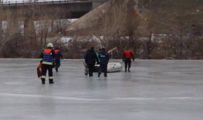 Под Киевом рыбаков унесло на льдине на полтора километра: кадры и подробности с места