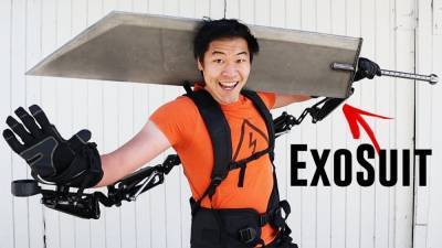 Блогер купил экзоскелет, чтобы поднять гигантский меч из компьютерной игры: видео