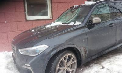 Упавший с крыши лед повредил еще одну машину в Петрозаводске