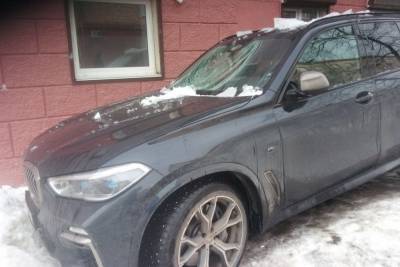 Лёд с крыши разбил BMW и козырёк подъезда в Петрозаводске