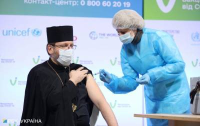 Вакцинацию поддержали религиозные лидеры: им делают прививки в прямом эфире