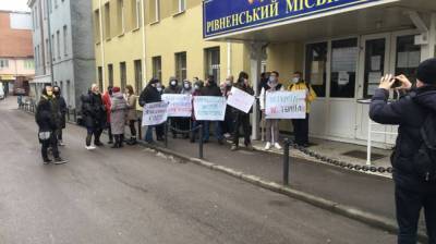 Серия изнасилований в Ровно: суд не начинается уже год – активисты устроили протест