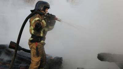 Спасатели борются с пожаром на калужском заводе "Кадви"