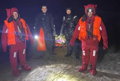 Под Киевом спасли рыбаков, которые уплыли на льдине