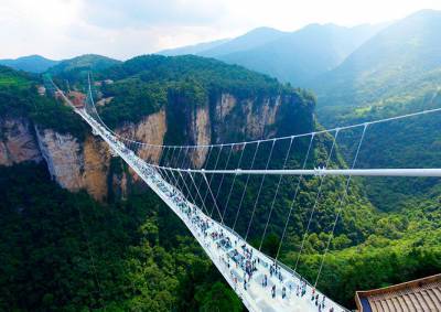 Самый длинный в мире стеклянный мост не выдержал напора посетителей