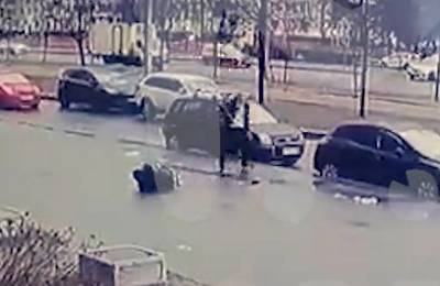 Видео: в мужчину выстрелили из сигнального пистолета и добили ножом в голову в Купчино