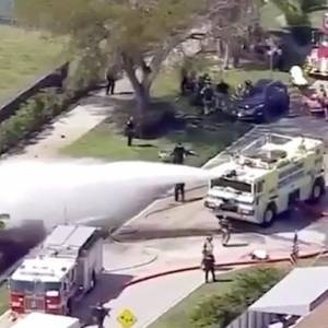 В США легкомоторный самолет рухнул на автомобиль с людьми: двое погибших