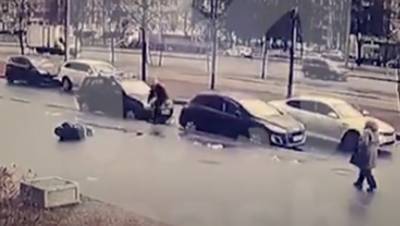 Водитель в Петербурге выстрелил в пассажира из ракетницы и ударил ножом