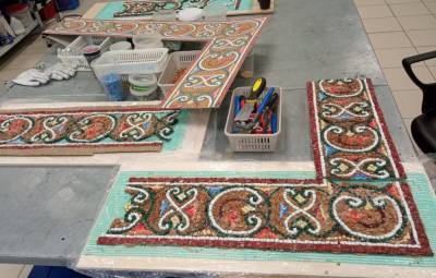 Чудотворцы Мультицентра заканчивают работу над мозаичным обрамлением панно для храма в Романовке