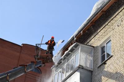В областном центре крыши домов очищают от сосулек и снега