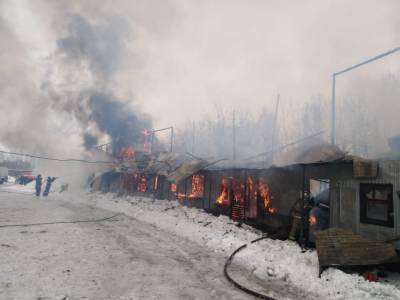 Пожар в бывшем строительном рынке Кстова потушен