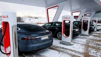 Электромобили Tesla теряют популярность