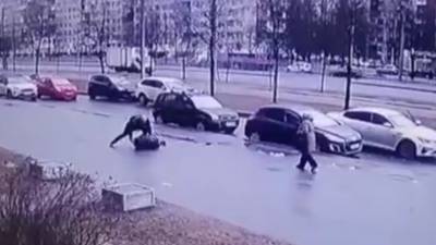 Петербургский водитель напал на пассажира с пистолетом и ножом. Видео