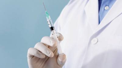 Главный лаборант Петербурга рассказал, почему прививки от COVID-19 нужны переболевшим