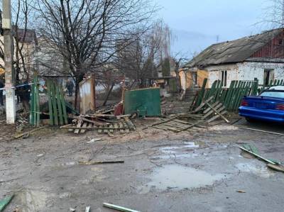 Под Киевом прогремел мощный взрыв: образовалась воронка, повреждены машины и ограждения
