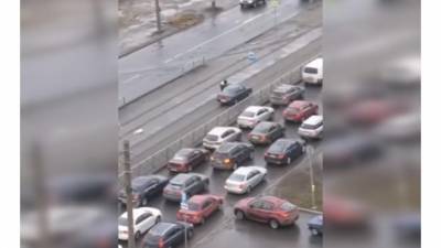 На Маршала Казакова полиция поймала любителя объезда по трамвайным путям