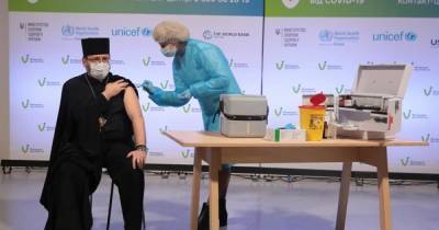 В Киеве использовали остатки вакцины, чтобы защитить от Covid-19 священников