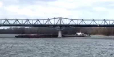 Украинский теплоход Челябинск врезался в опору моста в Венгрии — видео