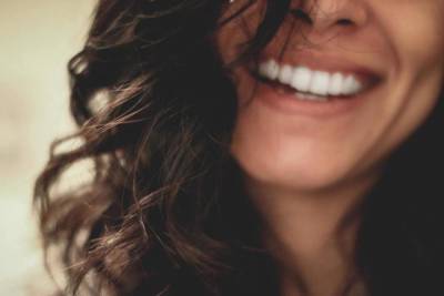 «Медлить нельзя»: врач назвал способ выявить опасный недуг по улыбке