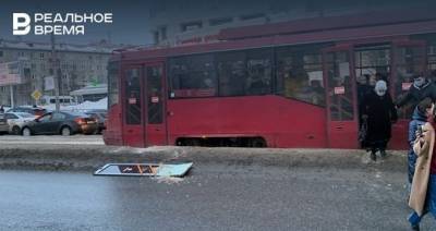 В Казани у переполненного трамвая выпала дверь