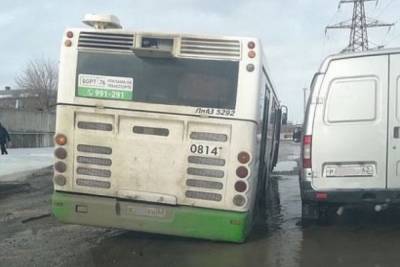 В Рязани автобус №21 провалился колесом в огромную яму