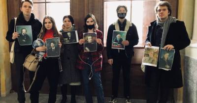 Студенты провели пикет против выставки Васильевой в музее Академии Художеств