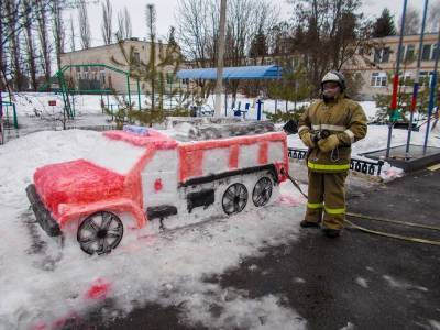 Вместо снежных баб спасатели лепят самих себя и пожарные машины (фото)