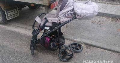 Мама не заметила: в Тернополе автомобиль сбил коляску с полуторагодовалым ребенком