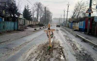 Под Киевом на улице появился могильный крест