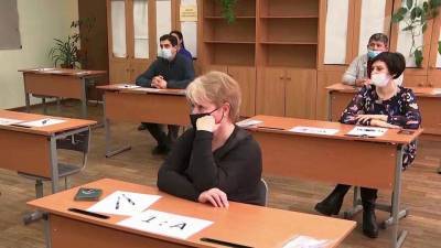 Сразу в нескольких российских городах за школьные парты сели родители будущих выпускников