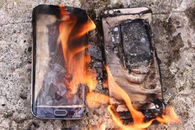 Из-за взрыва батареи смартфона в Новодвинске выгорела комната
