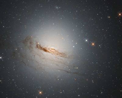 Обсерватория «Хаббл» сфотографировала стареющую и исчезающую Галактику