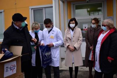 Более 750 продуктовых наборов передали волонтеры псковским медикам