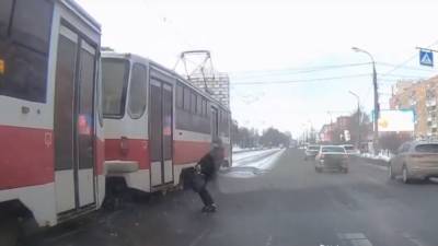 Опоздавший на трамвай житель Самары "изнасиловал" транспорт и попал на видео